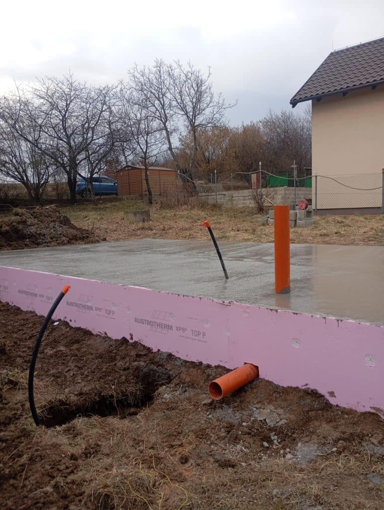 Kontrola rovnosti a rozmerov hotových základov po betonáži BENTO Group