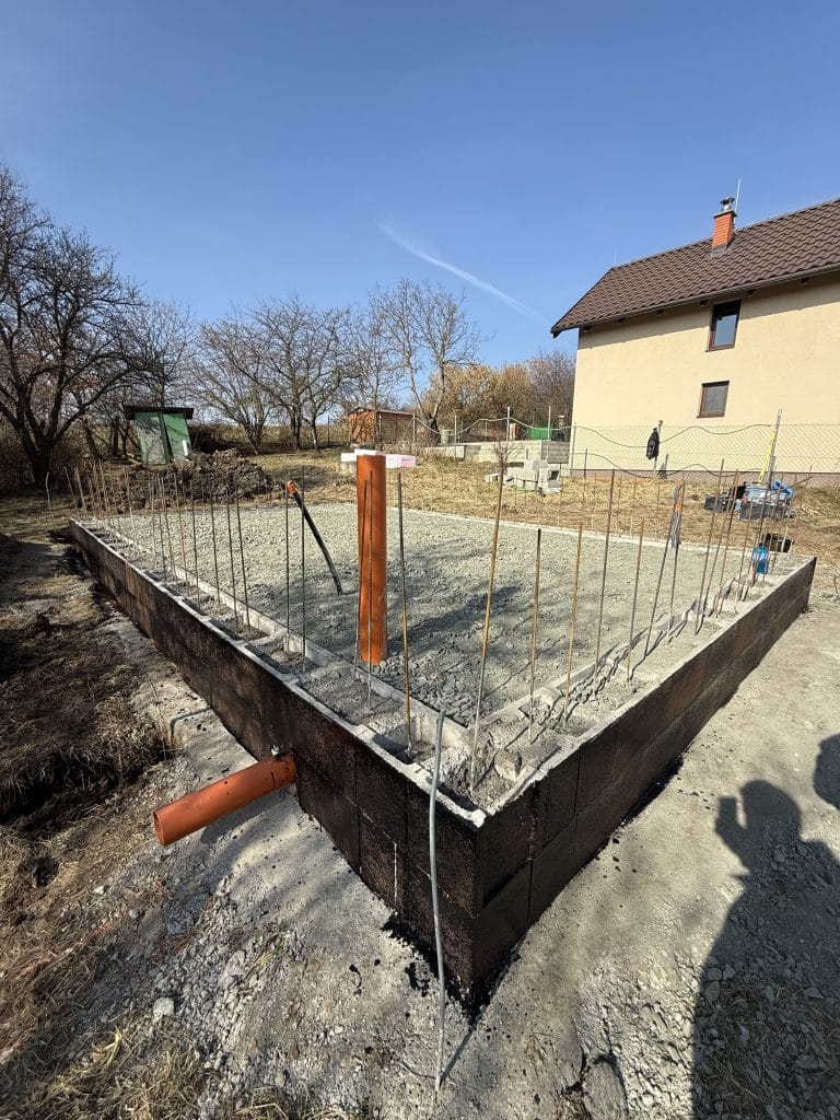 Výkopové práce a bagrovanie základovej spáry v Košickej Novej Vsi
