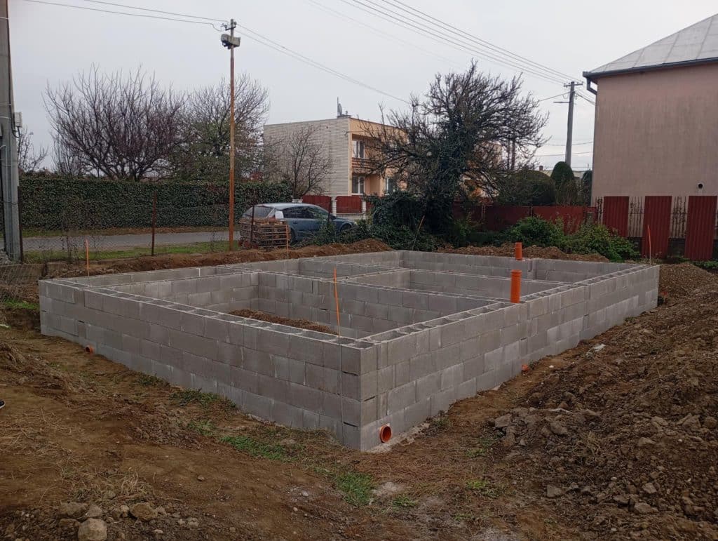 Celkový pohľad na zrealizované základy rodinného domu v Košiciach - Krásna od BENTO Group