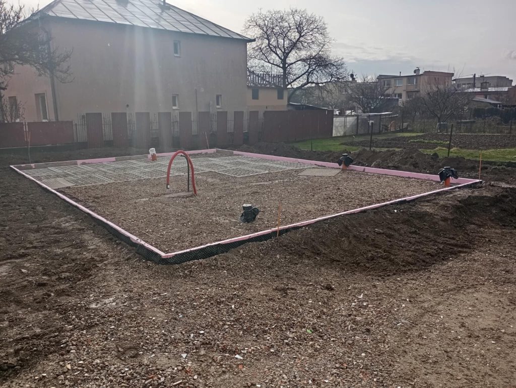 Ukladanie betónu do debnenia základových pätiek v Krásnej pri Košiciach